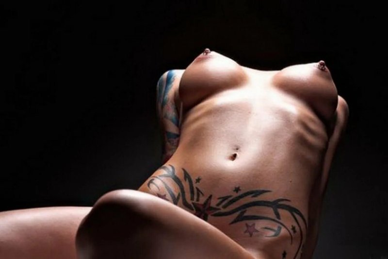 Женские тату на животе