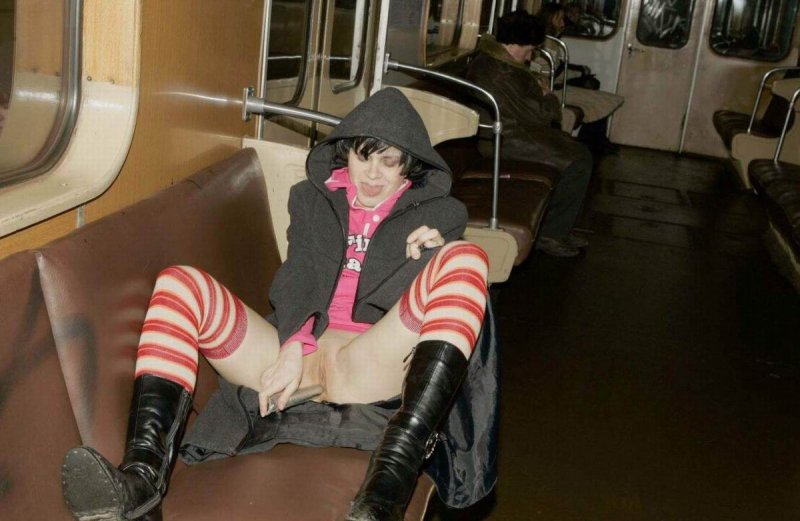 В метро