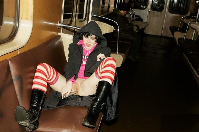 Под юбкой в метро