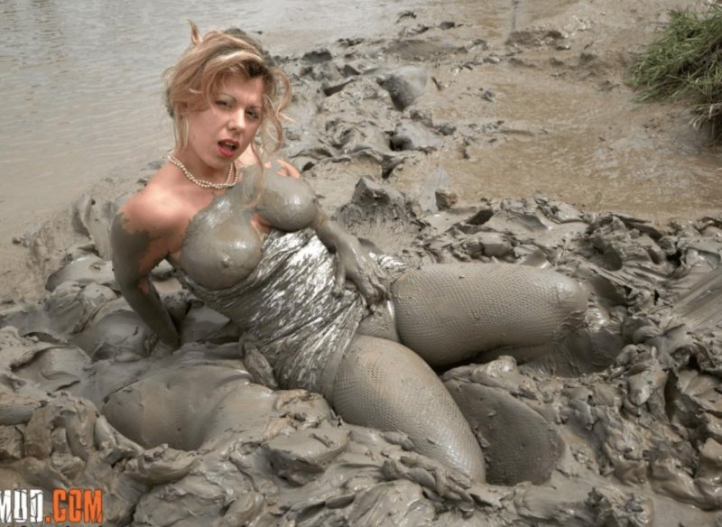 Девушка в грязи