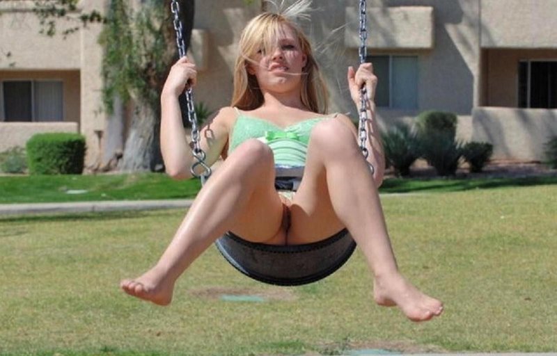 Девушка на качели