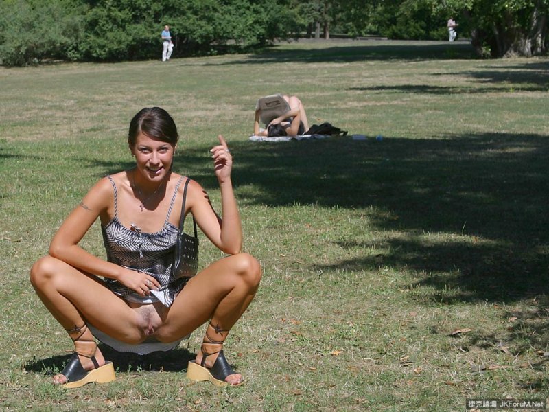 Девушки на корточках без трусов