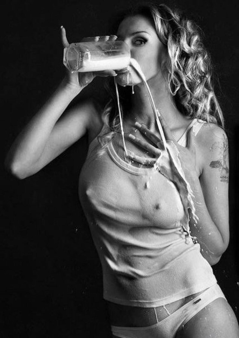 Девушка пьет молоко