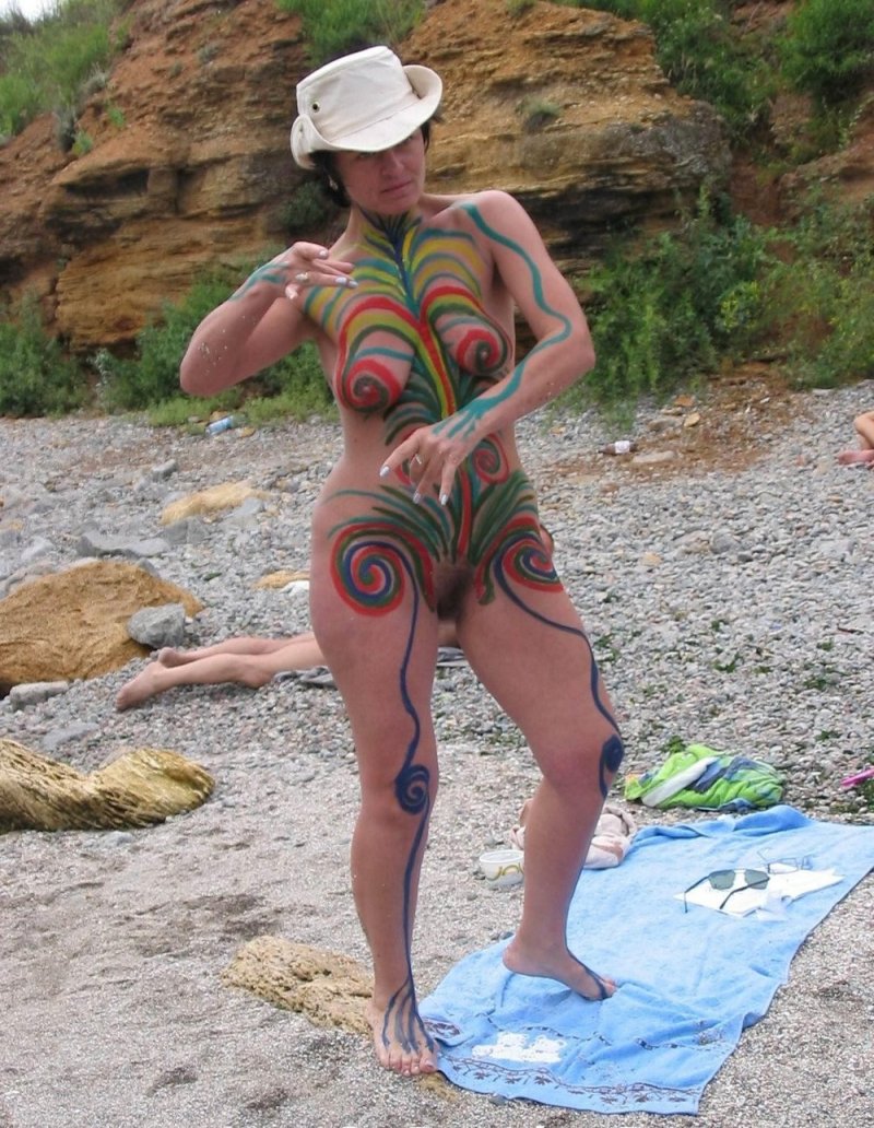 Боди арт на нудистком пляже