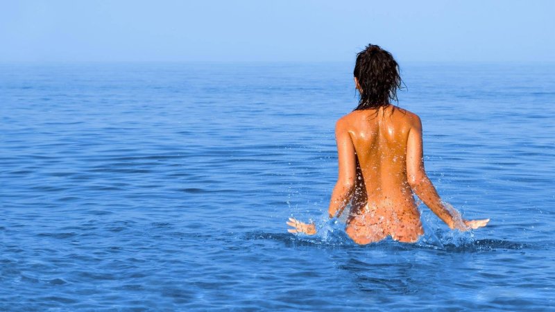 Девушка в море