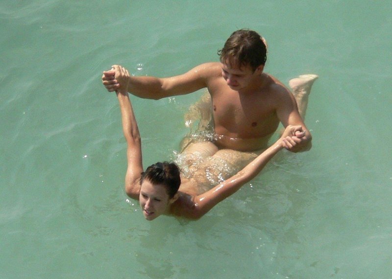 На море голышом