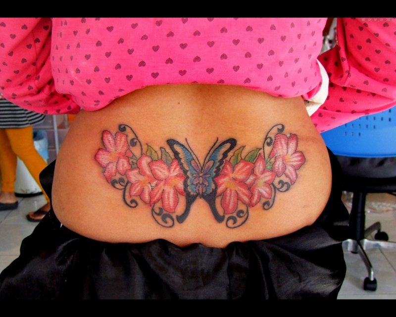 Тату бабочка на пояснице