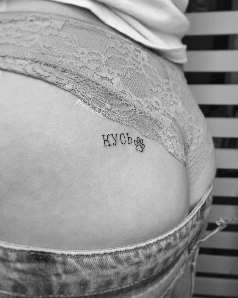 Мини тату на ягодице