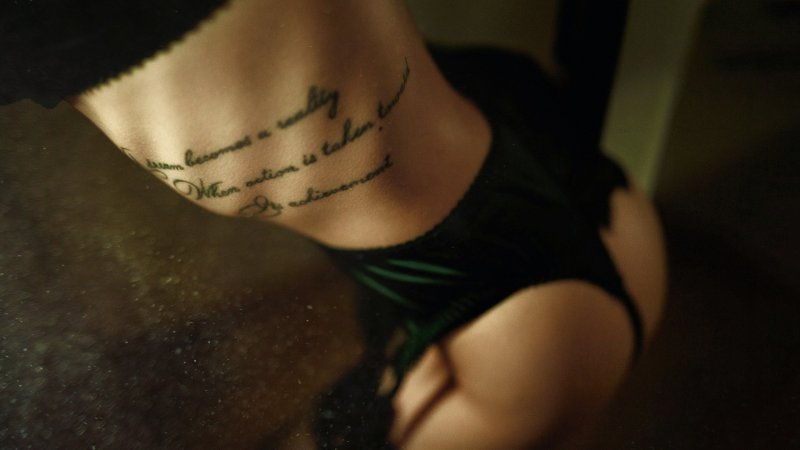Тату на бедре для девушек надписи