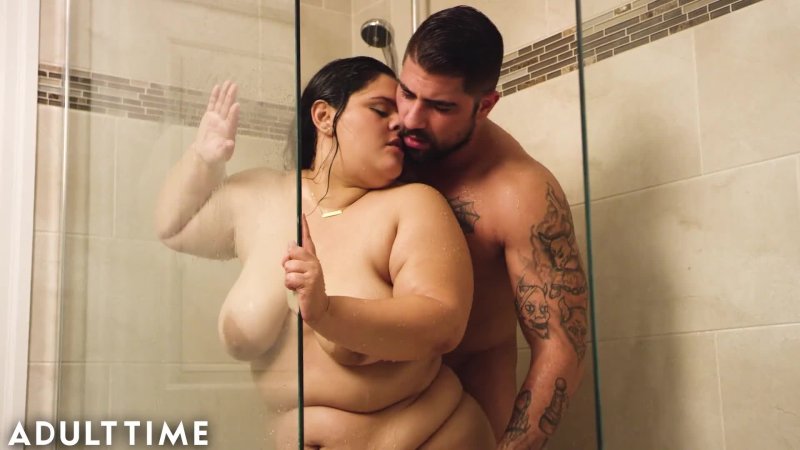 Толстушка в душе