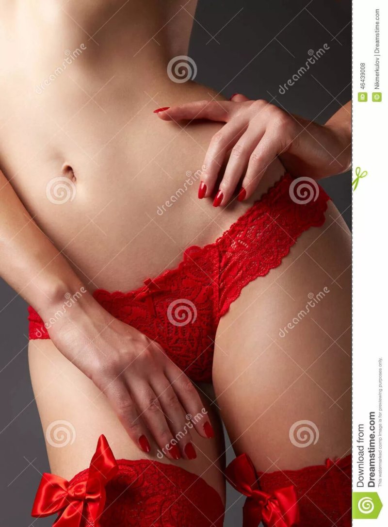 Женское тело в красном нижнем белье