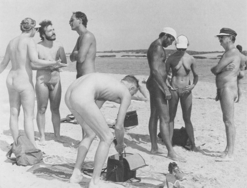 Голые парни на пляже ретро