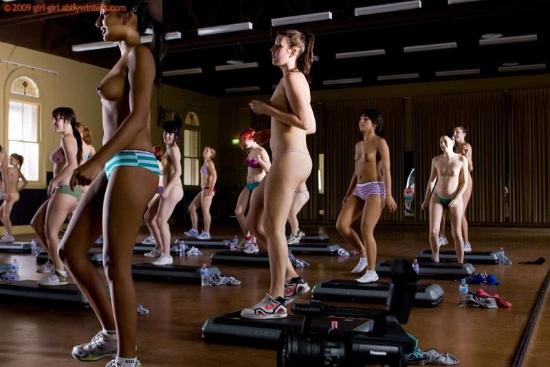 Голые занимаются аэробикой