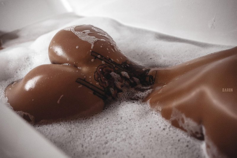 Упругая попка в ванной