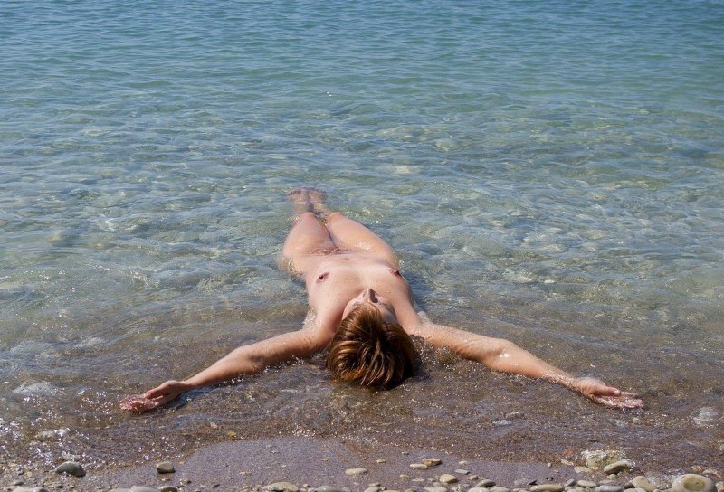 Дикий пляж голые