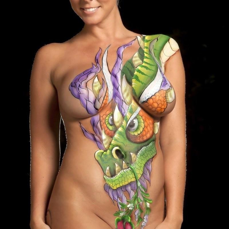 Бодиарт на голом женском теле