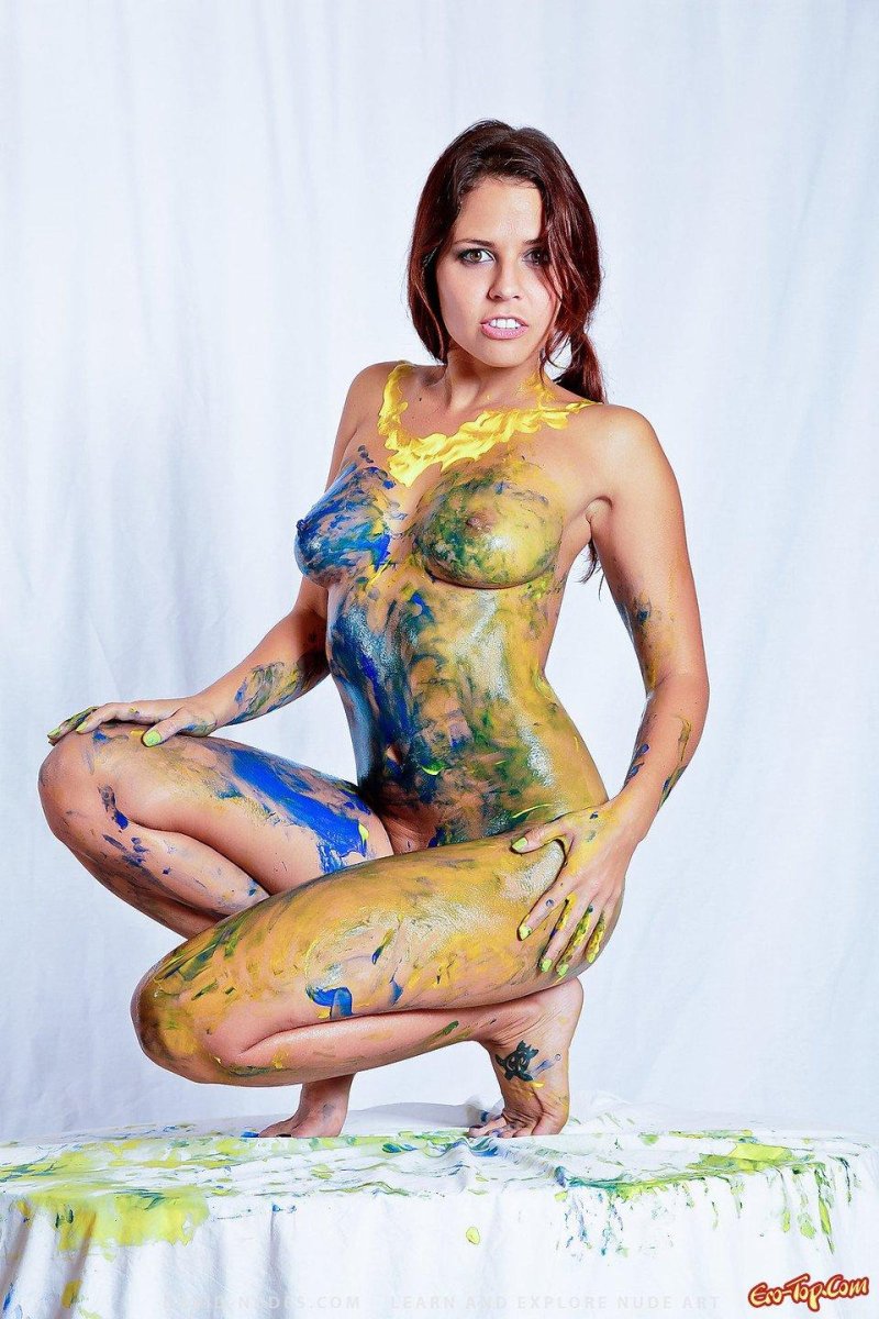 Голая в краске