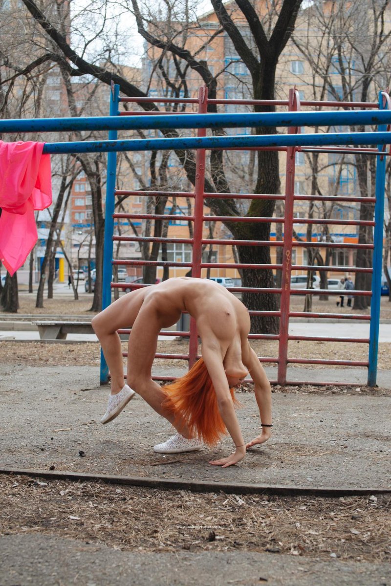 Разделась на спортплощадке