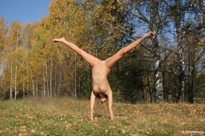 Гимнастка на природе ню