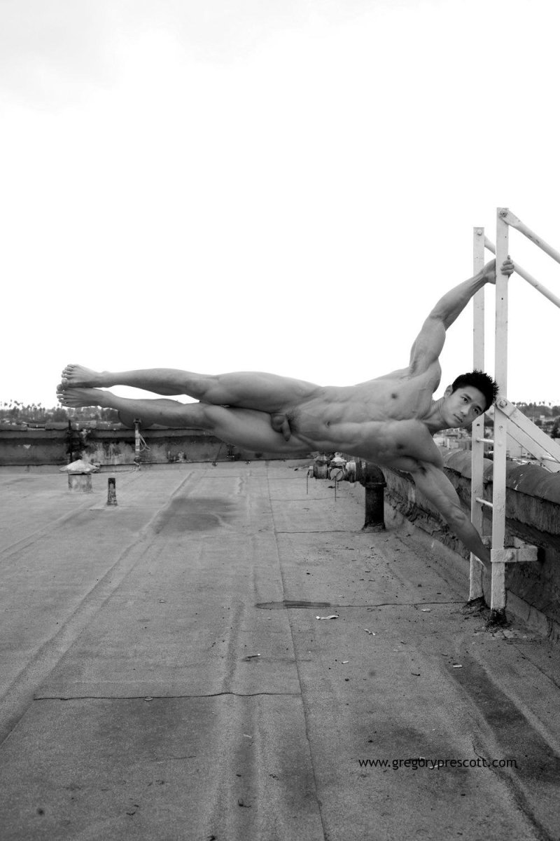 Голые гимнасты