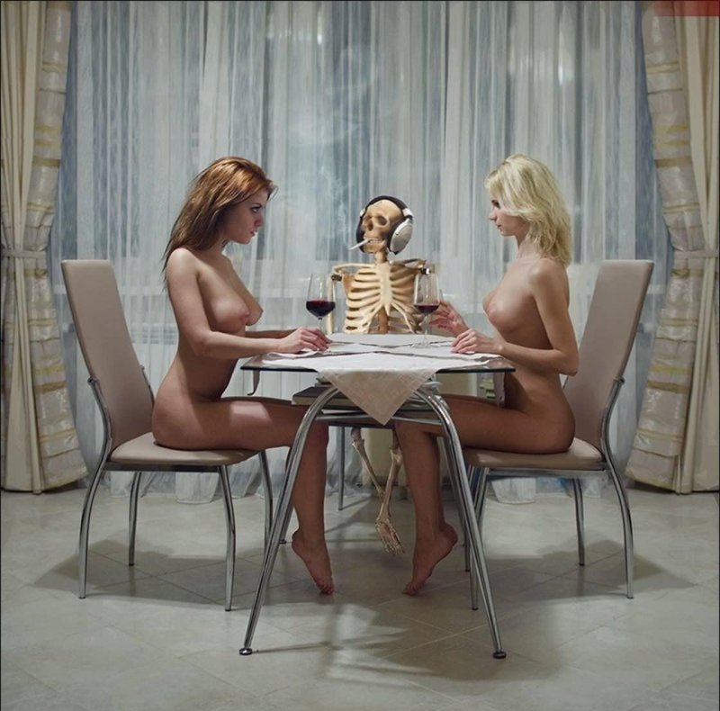 Голые девушки за столом