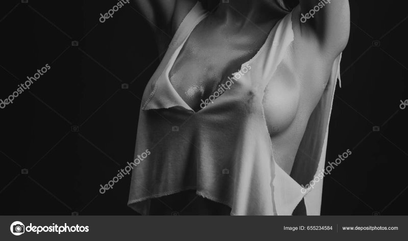 Девушка в мокрой майке