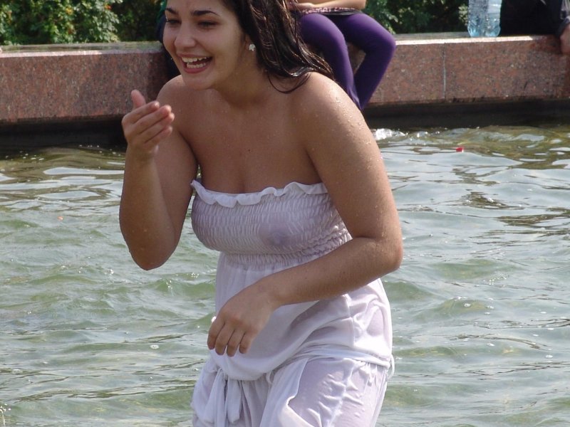 Девушка в мокрой одежде