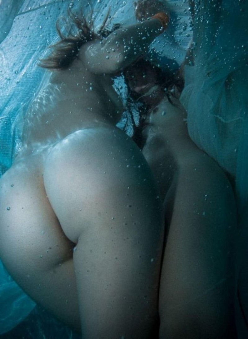 Красивая голая женщина в воде