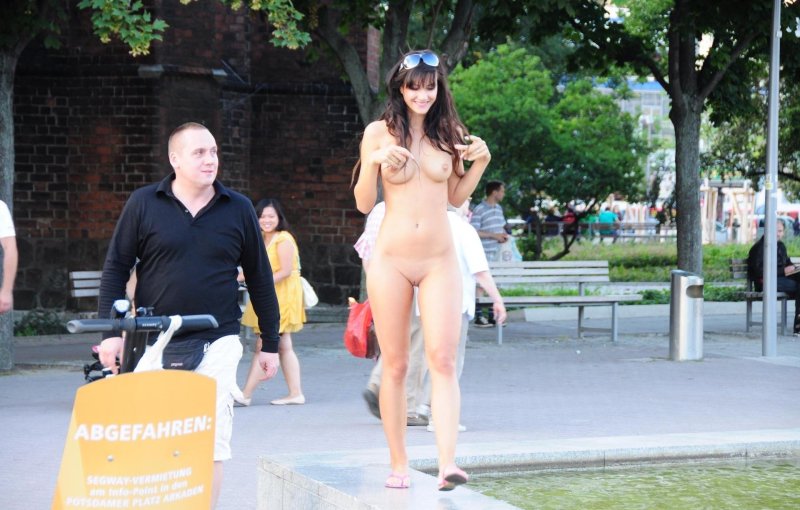 Голышом в общественном месте