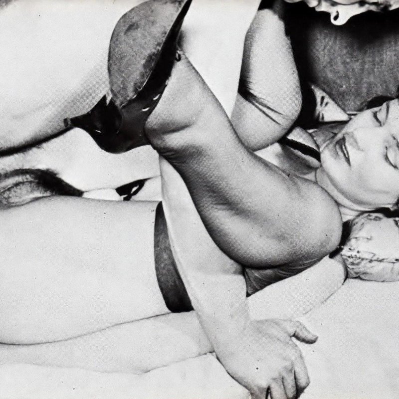 В чулках ретро