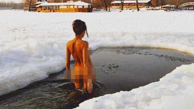 Голые девушки купаются в проруби
