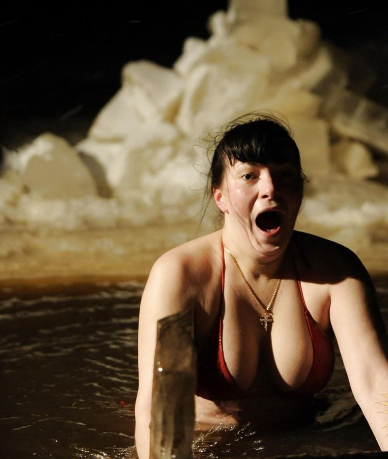 Купание в проруби на крещение смешные