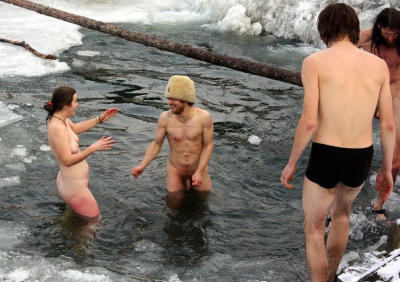 Купание мужчин голышом