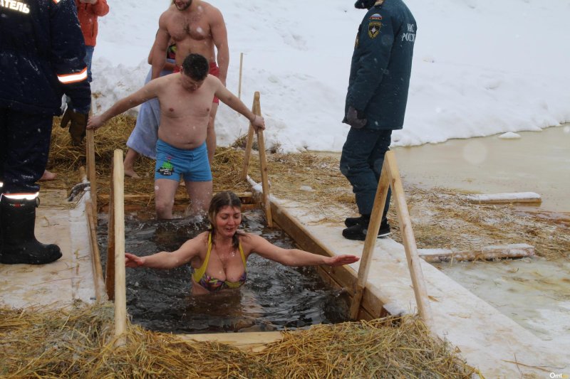 Крещение купание в проруби
