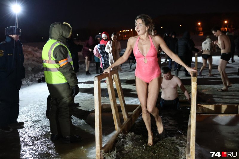 Купание в проруби на крещение