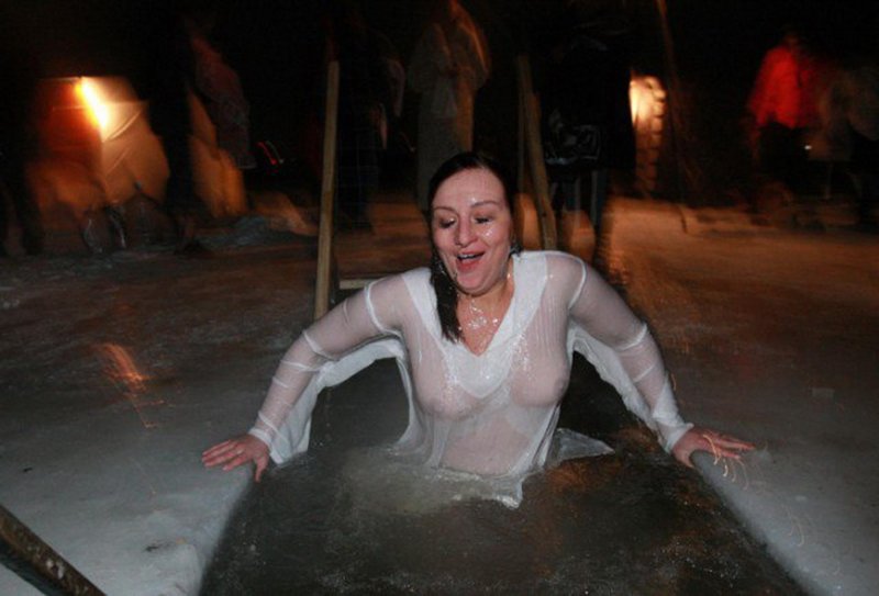 Крещенские купания в прозрачной сорочке