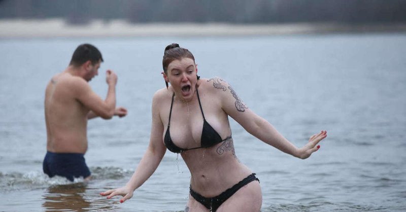 Женщины купаются