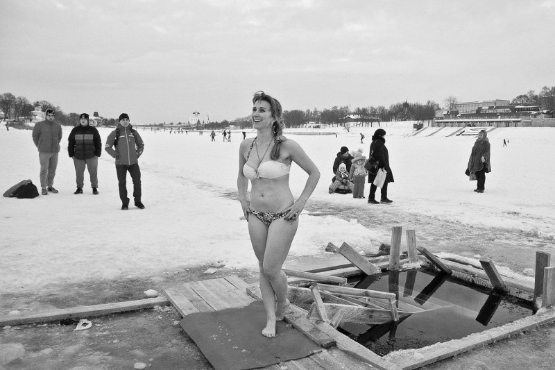 Голые бабы купаются в проруби