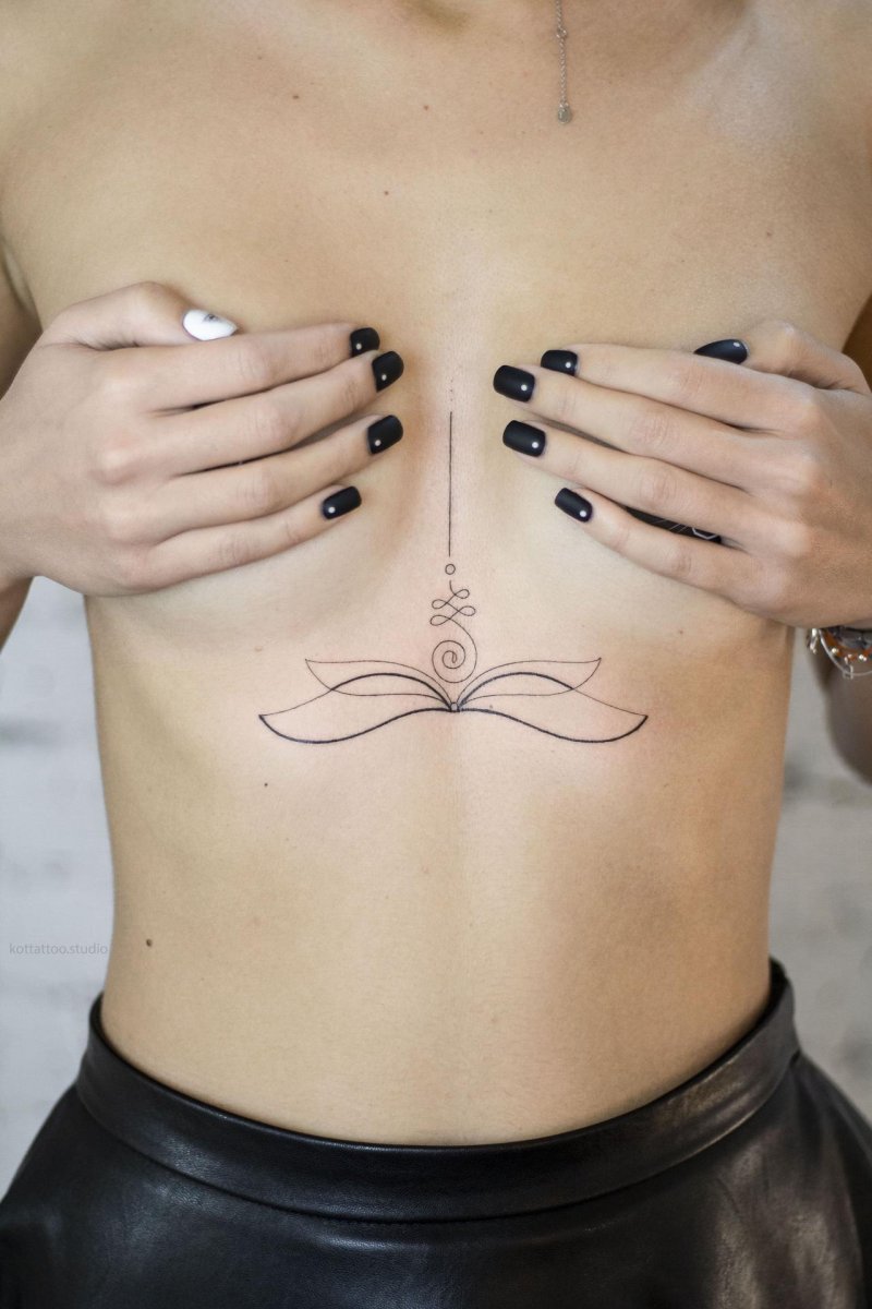 Татуировки между грудью для девушек