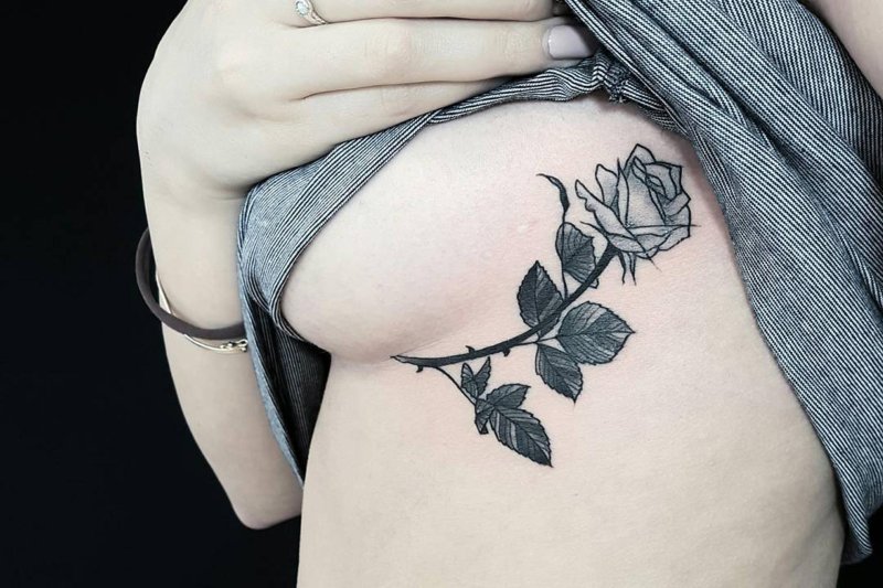 Тату роза между грудью