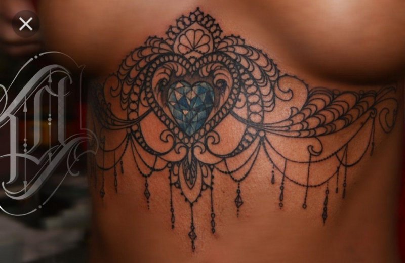 Тату сердце на женской груди