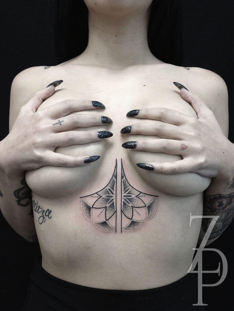 Небольшие тату под грудью