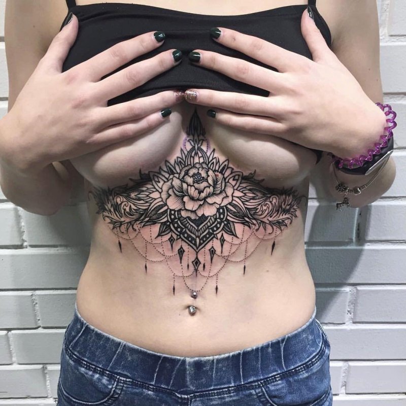 Тату под грудиной у девушек