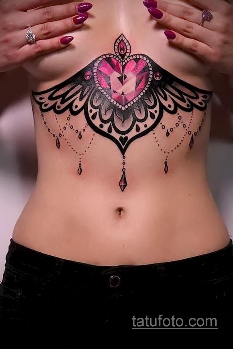 Тату на женской груди