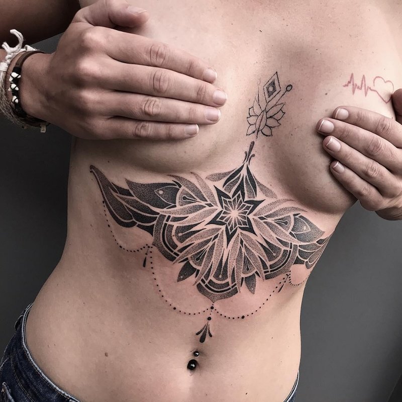 Тату под грудью у девушек