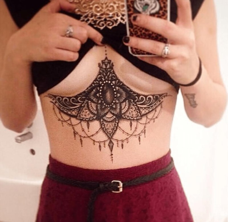 Татуировка под грудью женская