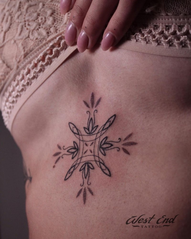 Татуировка между грудиной для девушек