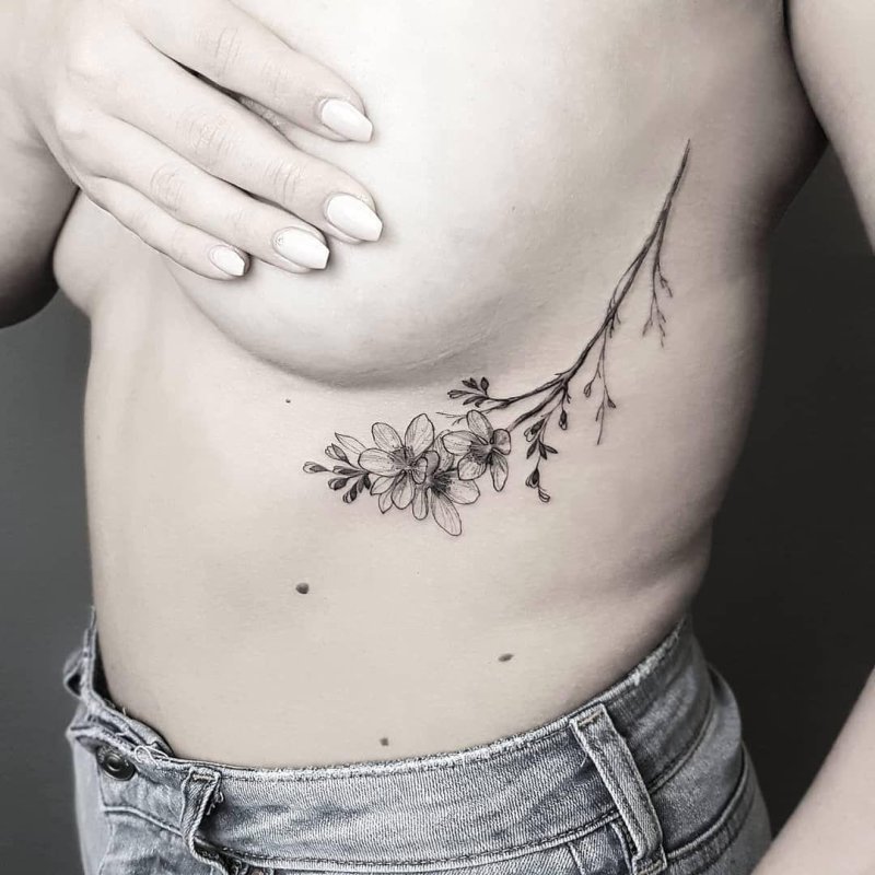 Тату веточка под грудью