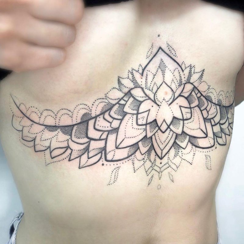 Орнаментал под грудь тату