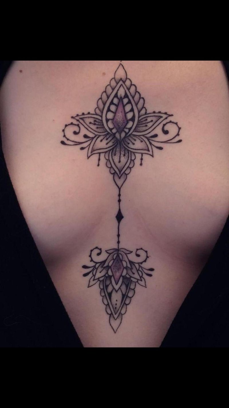Тату лотос на груди